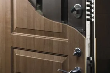 Porte blindée entrouverte, laissant voir sa serrure multipoints