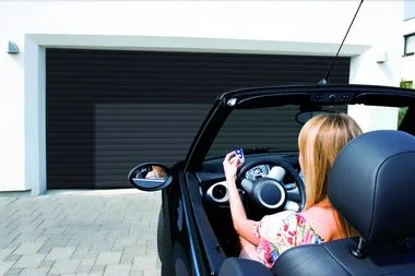 Porte de garage sectionnelle actionnée à distance depuis une voiture