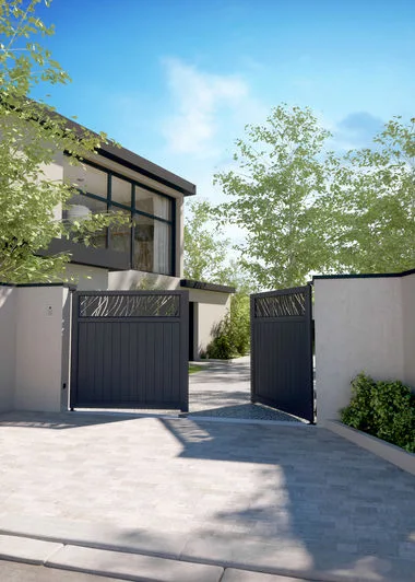 Portail battant en aluminium ouvert devant une maison contemporaine