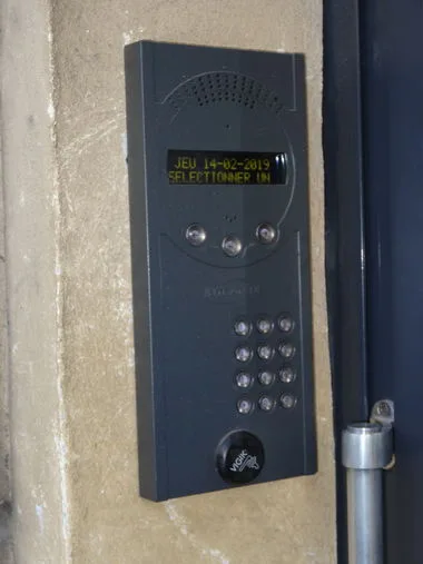 Platine de contrôle d'accès à clavier codé, installée à l'entrée d'un immeuble